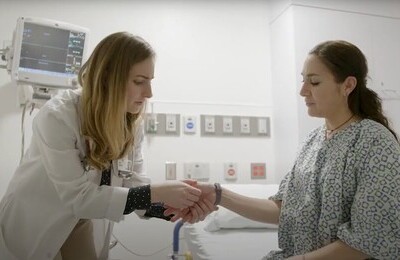 Кодирование Аквилонг в Рузе Врач держит пациентку за руку